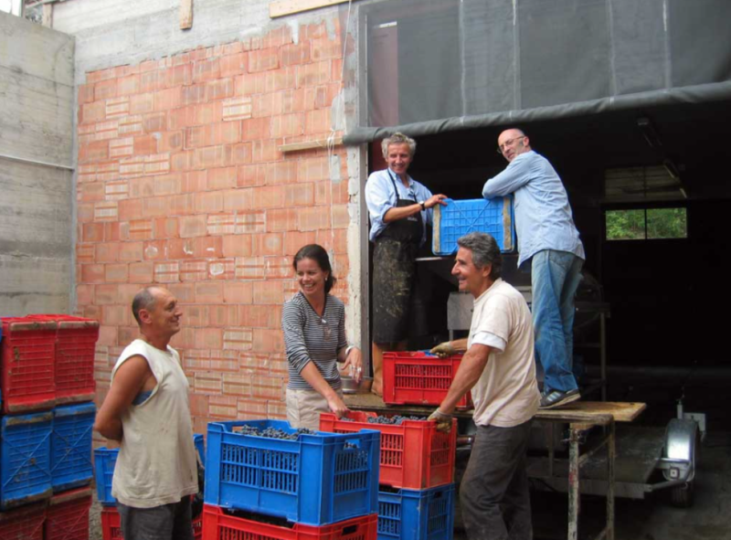 Cascina Corte team loading crates